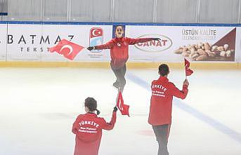 Milli artistik buz pateni sporcuları 15 Temmuz şehitlerini Türk bayraklarıyla andı