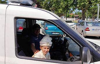 Sakarya'da bir çocuğun polis aracıyla gezme hayali sünnet düğününde yerine getirildi