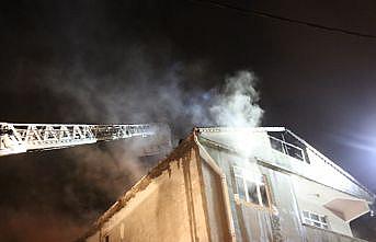 Sultanbeyli'de çatı yangını