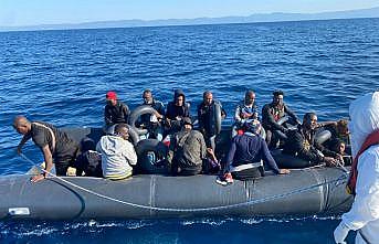 Ayvalık açıklarında Türk kara sularına itilen 20 düzensiz göçmen kurtarıldı