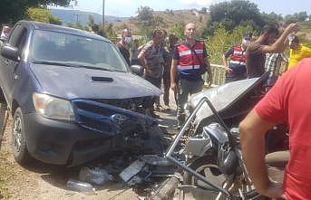 Balıkesir'de kamyonetle otomobilin çarpışması sonucu 5 kişi yaralandı