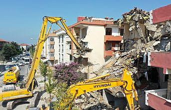 Büyükçekmece'de deprem riski taşıyan 3 blok yıkılmaya başlandı