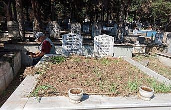 Kocaeli'de deprem şehitleri mezarlıkta dualarla anıldı