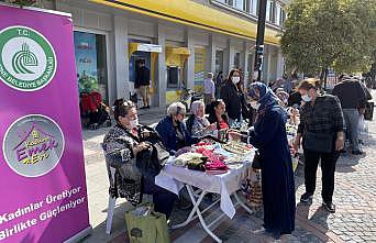 Edirne'de üretim mekanı kapanan kadınlar işlerini caddeye taşıdı