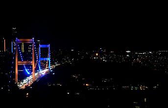 Fatih Sultan Mehmet Köprüsü Omurilik Felçlileri Günü'ne dikkati çekmek için ışıklandırıldı