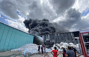 Sakarya'da geri dönüşüm fabrikasında çıkan ve palet üretim tesisine sıçrayan yangına müdahale ediliyor