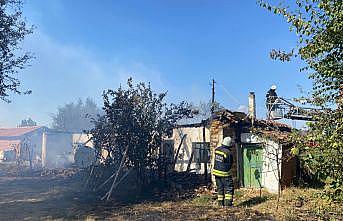 Tekirdağ'da tek katlı evde çıkan yangında 3 kişi dumandan etkilendi