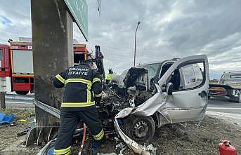 Edirne'de bariyerlere çarpan hafif ticari aracın sürücüsü yaralandı