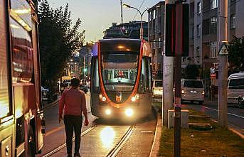 İstanbul Güngören'de servis aracı tramvay yoluna devrildi