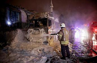 İstanbul'da park halindeki 2 tırda çıkan yangın hasara neden oldu