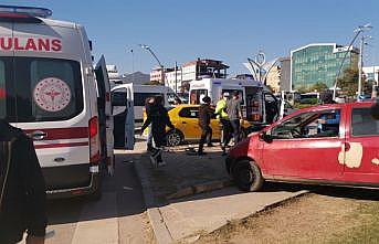 Kocaeli'de taksi ile otomobilin çarpıştığı kazada 3 kişi yaralandı