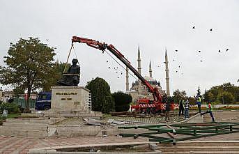 Selimiye Camisi Meydanı düzenlenme çalışmaları kapsamında Mimar Sinan ve Fatih heykelleri kaldırıldı