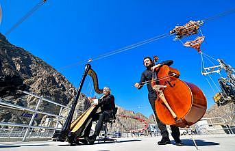 Arp sanatçısı Çağatay Akyol 275 metre yükseklikte konser verdi