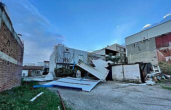 Bursa'da etkili olan şiddetli lodos anaokulunun çatısını uçurdu