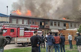 Bursa'da mobilya imalathanesinde çıkan yangına müdahale ediliyor