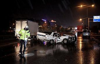 Bursa'da tır ile otomobilin çarpıştığı kazada 2 kişi yaralandı