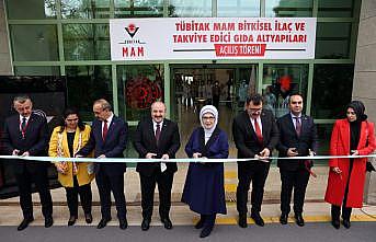 Cumhurbaşkanı Erdoğan'ın eşi Emine Erdoğan TÜBİTAK Marmara Araştırma Merkezini ziyaret etti