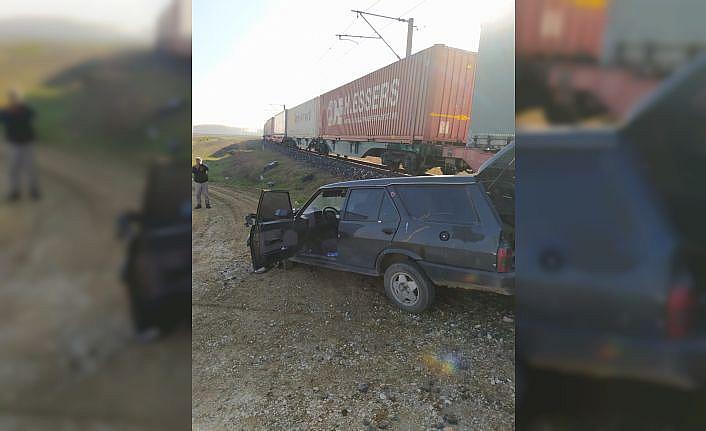Kırklareli'nde hemzemin geçitte yük treninin çarptığı otomobilin sürücüsü yaralandı
