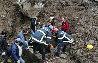 Kocaeli'de altyapı çalışmasında toprak altında kalan işçiyi itfaiye kurtardı