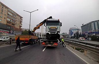 Kocaeli'de bariyerlere çarpan tır D-100 kara yolunda trafiği aksattı