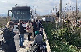 Anadolu Otoyolu'nda kamyon yolcu otobüsüne çarptı 8 kişi yaralandı