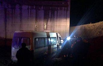 Bursa'da servis minibüsü üst geçit inşaat alanına düştü 5 kişi yaralandı