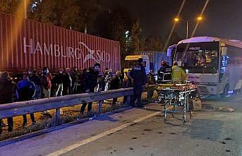 Kocaeli'de işçi servislerinin çarpıştığı kazada 10 kişi yaralandı