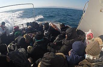 Balıkesir açıklarında Türk kara sularına itilen 36 düzensiz göçmen kurtarıldı
