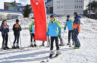 Bursa'da ilk defa Uludağ'a çıkan öğrenciler kayak yaparak anın tadını yaşadı