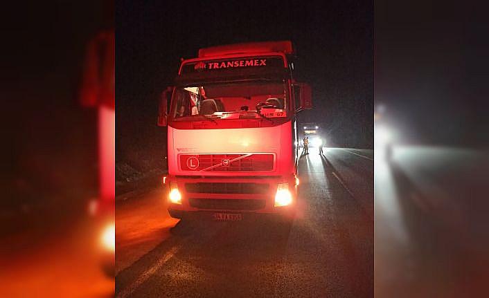 Edirne'de saklandığı tırdan yola düşen düzensiz göçmen yaralandı