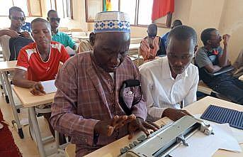 İDDEF Gine'deki görme engelli öğrencilere Braille alfabesiyle Arapça öğretiyor