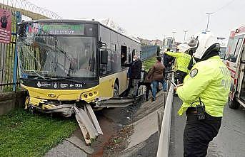 Bariyerlere çarpan İETT otobüsündeki 4 kişi yaralandı