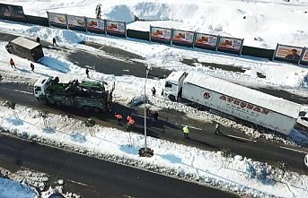 Kar nedeniyle yolda bırakılan araçların kaldırılmasıyla trafik açıldı