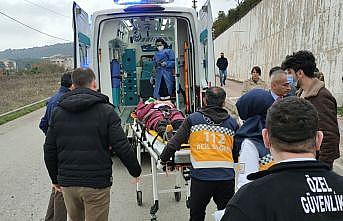 Kocaeli'de kazaya karışan otomobilin kaldırımda yürürken çarptığı kadın yaralandı