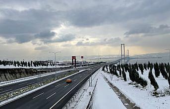 Osmangazi Köprüsü kar yağışıyla güzel görüntüye büründü