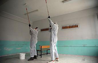 Sakarya'da gönüllü lise öğrencileri ilkokulun sınıflarını boyadı