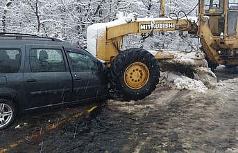 Kar temizleyen greyderle çarpışan araçtaki 2 kişi yaralandı