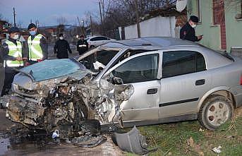 Servis aracıyla otomobilin çarpışması sonucu 15 kişi yaralandı