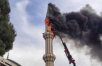 Tadilat sırasında caminin minaresi alev aldı