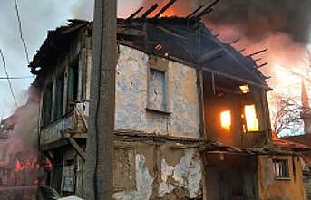 Bursa'da biri metruk 4 ev yandı