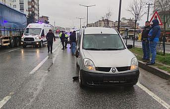 Bursa'da hafif ticari aracın çarptığı baba ile oğlu yaralandı
