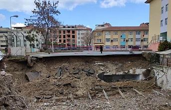 İstanbul'da bir okulun bahçe duvarı çöktü