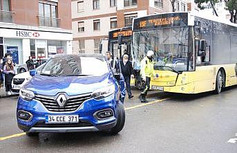 İETT otobüsünün çarptığı otomobilin sürücüsü yaralandı