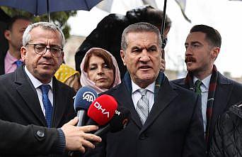 Mustafa Sarıgül eski başbakanlardan Erbakan'ı kabri başında andı