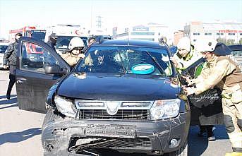 Sultanbeyli'de devrilen otomobildeki iki kişi yaralandı