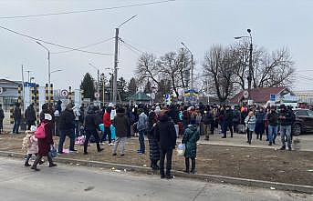 Ukrayna'dan tahliyesine başlanan Türk vatandaşlarını taşıyan 5 otobüs Romanya sınırına ulaştı