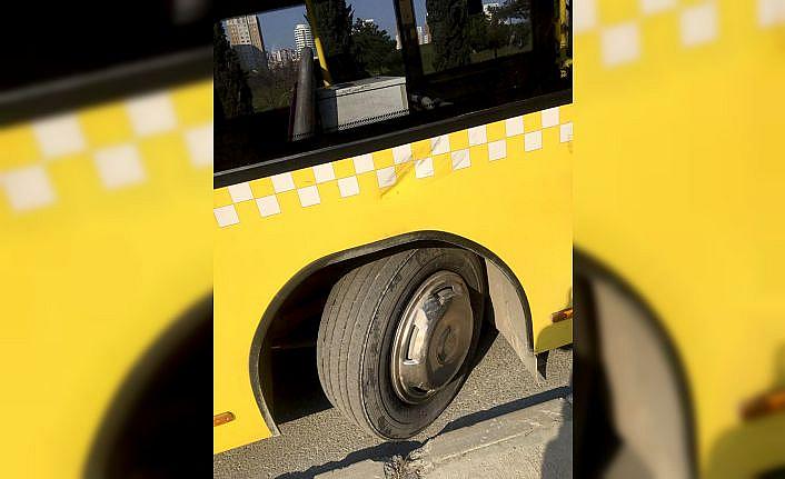Başakşehir’de sürücüsüyle tartıştığı İETT otobüsüne zarar verdi