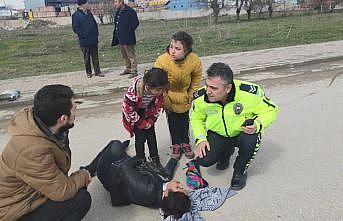 Bursa'da kazada yaralanan annesinin başından ayrılmayan çocuğu polis teselli etti