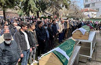 Evde ölü bulunan aile üyelerinin cenazeleri toprağa verildi