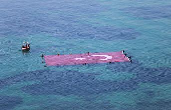 Çanakkale şehitleri için denizde dev bayrak açtı